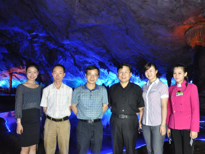 我国现代诗人汪国真对诗芦笛“半首诗台”