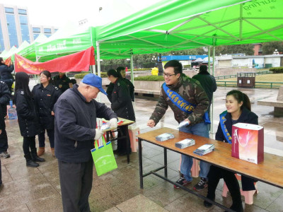 芦笛景区积极开展学雷锋便民活动