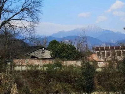 踏青寻味AAAA级虹口风景区：都江堰漂流小镇与森林康养胜地