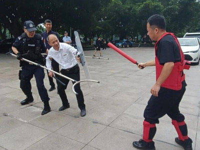 警店联动保平安——漓江大瀑布饭店开展反恐防暴模拟演练