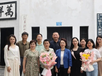 周恩来侄孙女周晓瑾到我馆参观并赠书