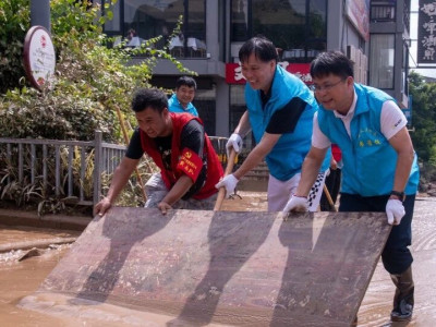 阳朔全力开展灾后清淤工作