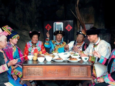 羌族日常食俗与锅庄文化详解：万年火、砣砣肉与家庭礼仪