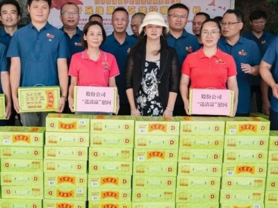 桂林旅股公司副总裁郑宁丽到银子岩公司开展送清凉活动并讲授专题纪律党课