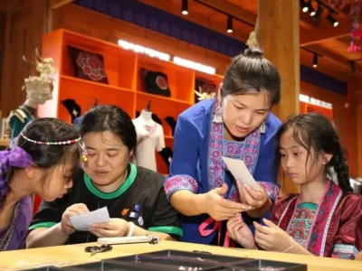 学子广西侗寨体验非遗技艺