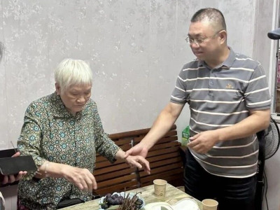 携手共进 温暖人心------桂林旅股公司党委副书记邓军走访慰问离休老党员。