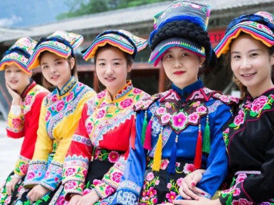 羌族服饰特色与风俗详解：三千年历史传承与穿戴文化