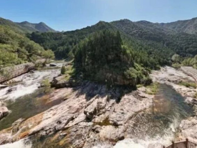 初秋泰山彩石溪 ：秋水共长天一色 满山苍翠如诗画