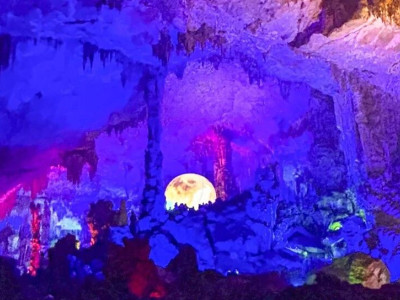 令人惊奇的是，桂林即使在白天也能看到月亮！是在……