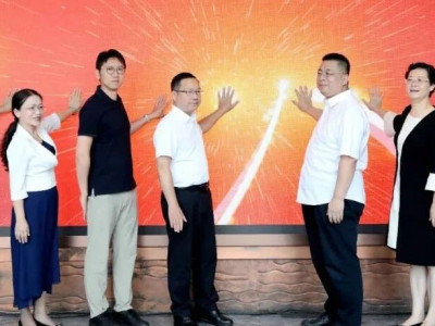 张雨霏“点金”侗画惊艳亮相广西农民画创作精品巡展（柳州站）