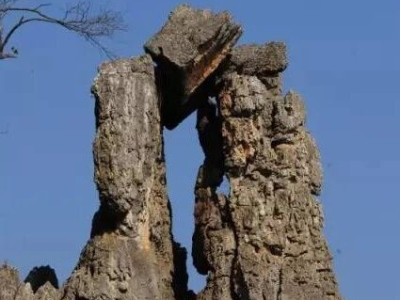 残缺之美：倒塌的石柱