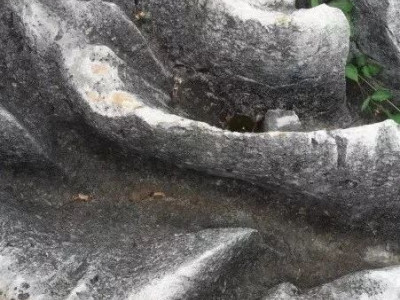 石林的皮肤：表面溶蚀