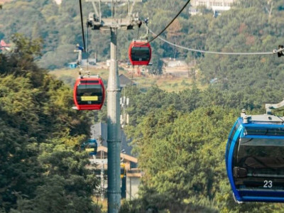 来桂林，当然要坐一次穿越山水间的尧山缆车