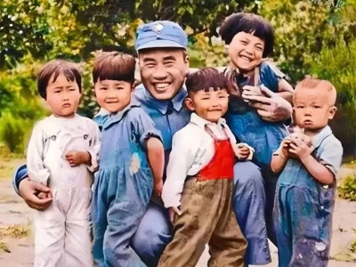 朱老总怀抱5个延安娃这张著名合影，60年后，她弄清5个延安娃是谁