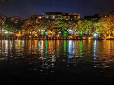 亲水步道焕新颜 光影交织绘盛景------桂湖亲水步道护栏射灯加装工程圆满收官