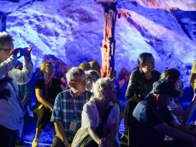 世界国宾洞——芦笛岩 “破圈” 国际！海外宣传添新翼，三语导游梁宝仪暖心服务获锦旗