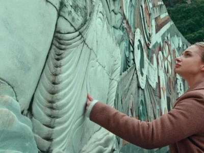 俄罗斯美女游桂林七星景区，东西方美学碰撞如电影画面