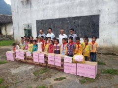 桂林旅游发展总公司团委六一慰问平乐光彩小学