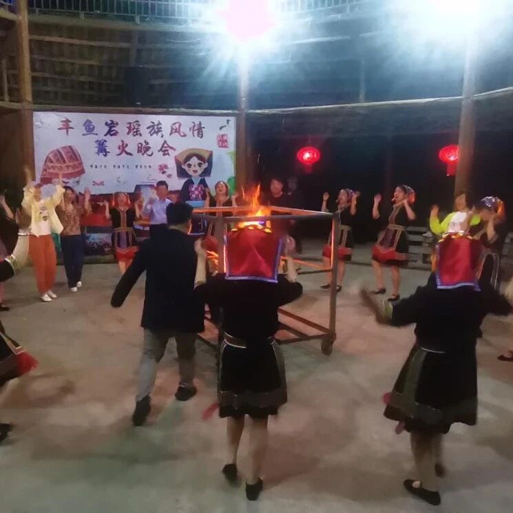 中国曲协采风团翁仁康一行到荔浦丰鱼岩景区进行创作采风