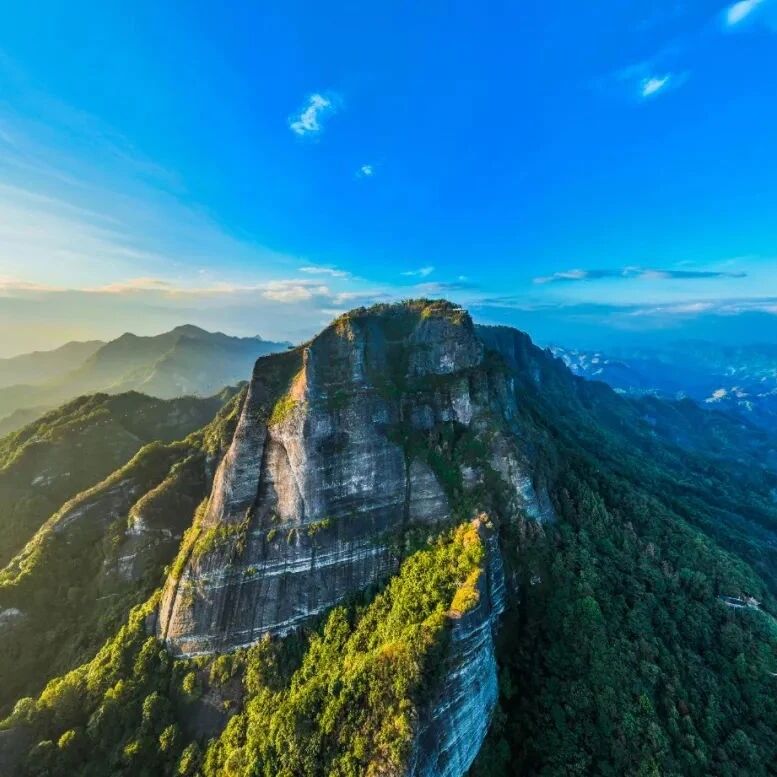 去爬山、去露营、去挑战，一起到桂林丹霞·八角寨景区玩转丹霞风光