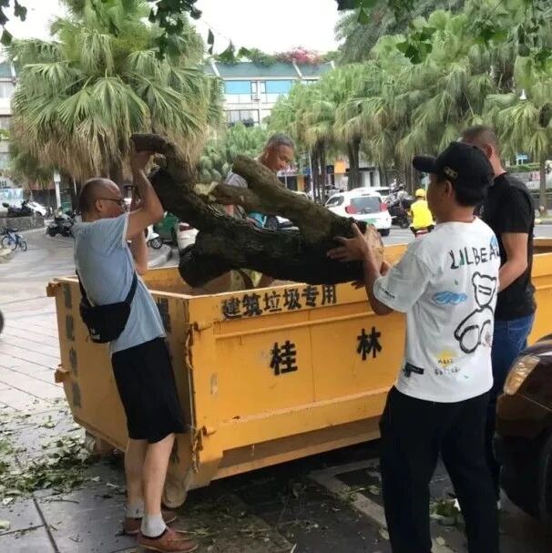 两江四湖公司参与漓江航道隐患整治活动，确保游船安全通航