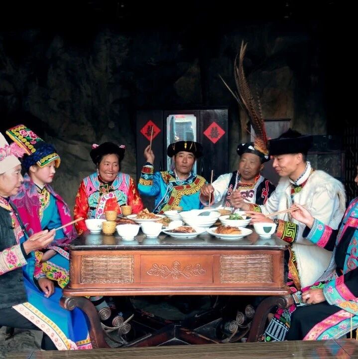 羌族日常食俗与锅庄文化详解：万年火、砣砣肉与家庭礼仪