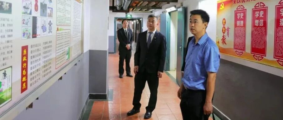 桂林旅股公司党委副书记文政带队到漓江大瀑布饭店调研