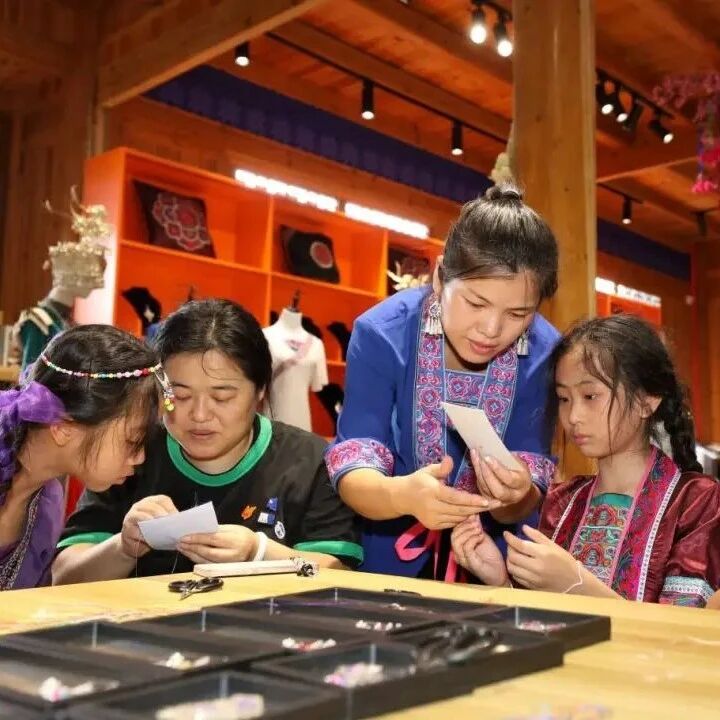 学子广西侗寨体验非遗技艺