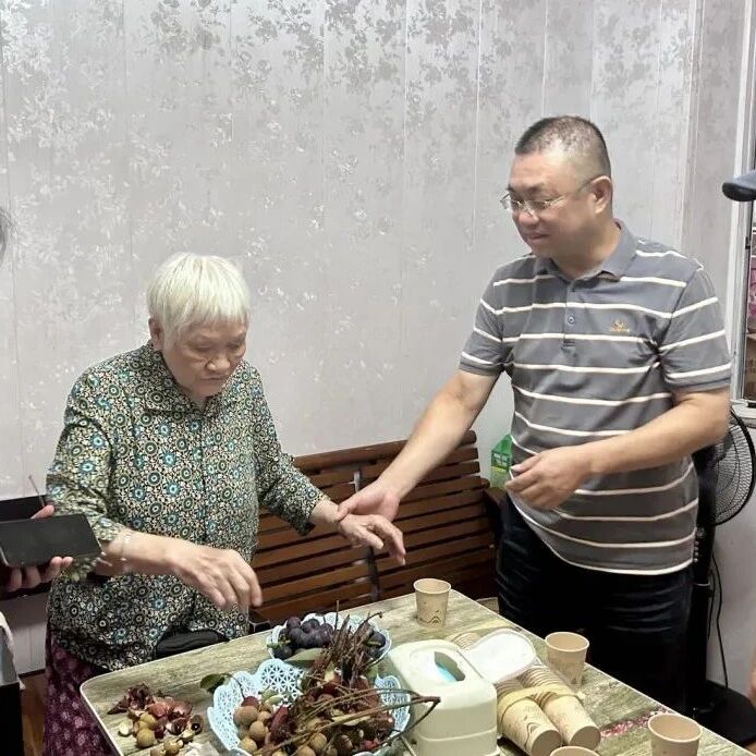 携手共进 温暖人心------桂林旅股公司党委副书记邓军走访慰问离休老党员。