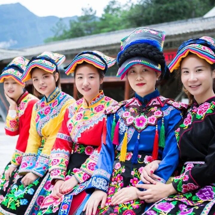 羌族服饰特色与风俗详解：三千年历史传承与穿戴文化