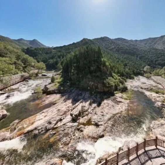 初秋泰山彩石溪 ：秋水共长天一色 满山苍翠如诗画
