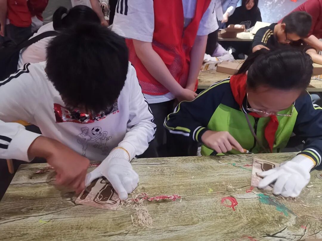 孩子们尝试使用木刻工具进行雕刻.jpg