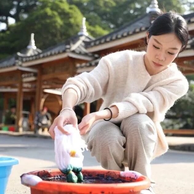 体验扎染技艺 感受非遗魅力