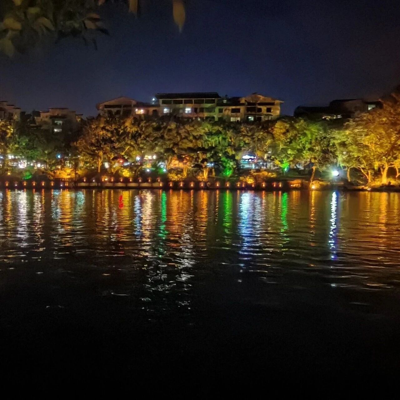 亲水步道焕新颜 光影交织绘盛景------桂湖亲水步道护栏射灯加装工程圆满收官