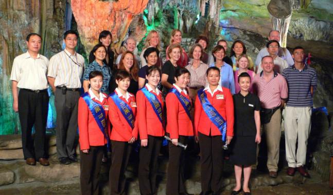 2006年 袁凤兰陪同美国议会临时议会夫人在芦笛岩